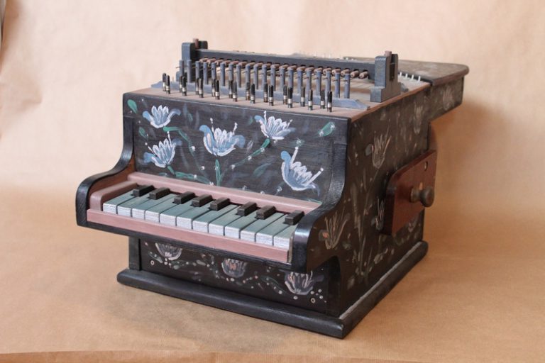 Niezwykłe Instrumenty I Mechanizmy Grające Katarynka strunowa – Da Capo Galeria Instrumentów